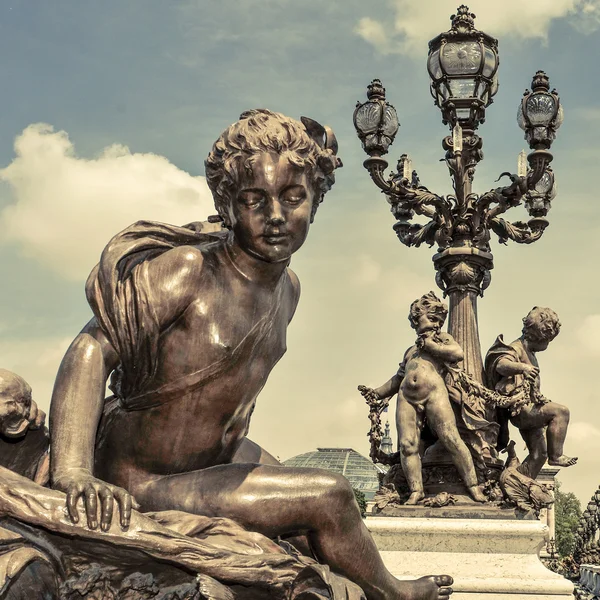 Ponte Alexandre III em Paris, França, com efeito retrô — Fotografia de Stock