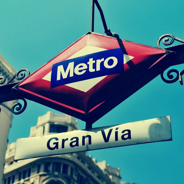 Signo de la estación de metro Gran Vía en Madrid, España, con un retro ef —  Fotos de Stock