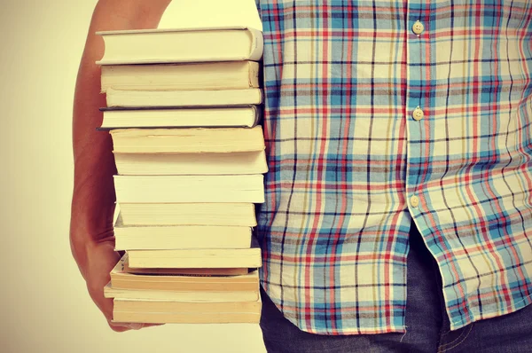 Jeune homme avec des livres, avec un effet de filtre — Photo