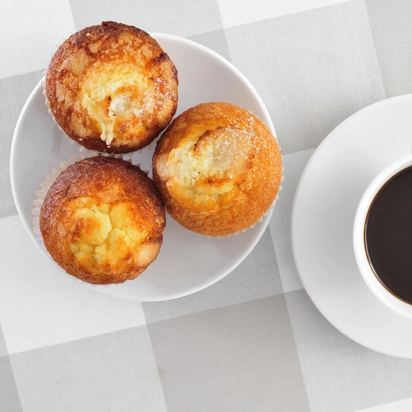 Magdalenas, muffins lisos espanhóis típicos, e café — Fotografia de Stock