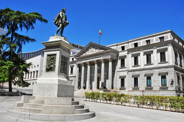 Plaza de las Cortes e il Congresso spagnolo dei deputati a Madrid , — Foto Stock