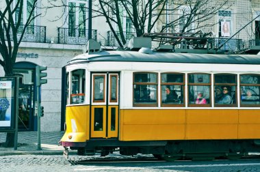 Lizbon, Portekiz chiado semtinde tipik sarı tramvay