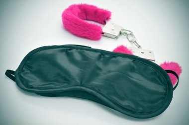 Gözleri bağlı ve seksi kabarık kelepçe