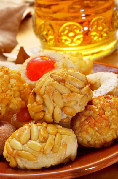 Panellets and sweet wine, typical snack in All Saints Day in Cat — Stock Photo, Image