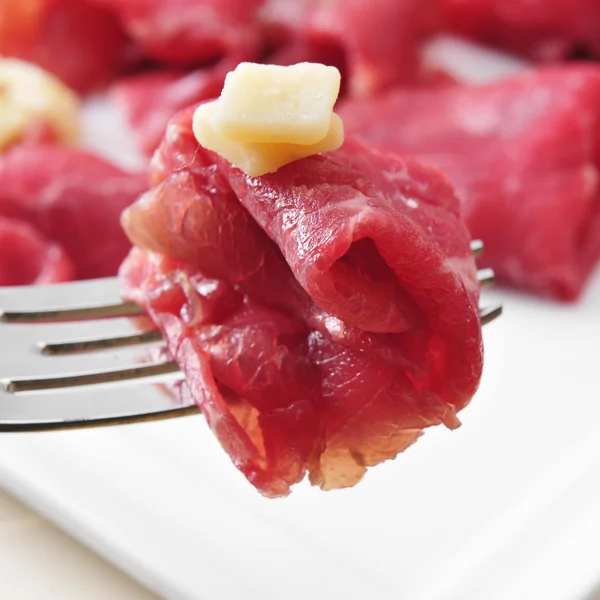 Carpaccio de carne com queijo parmesão — Fotografia de Stock