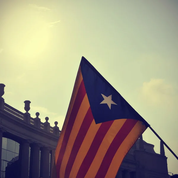 A estelada, a bandeira catalã pró-independência, contra o céu — Fotografia de Stock