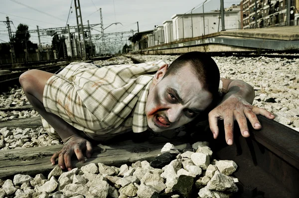 Zombie arrastrándose por las vías del ferrocarril — Foto de Stock