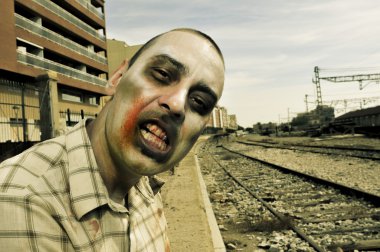 bir filtre efekti ile terk edilmiş tren, korkunç zombi