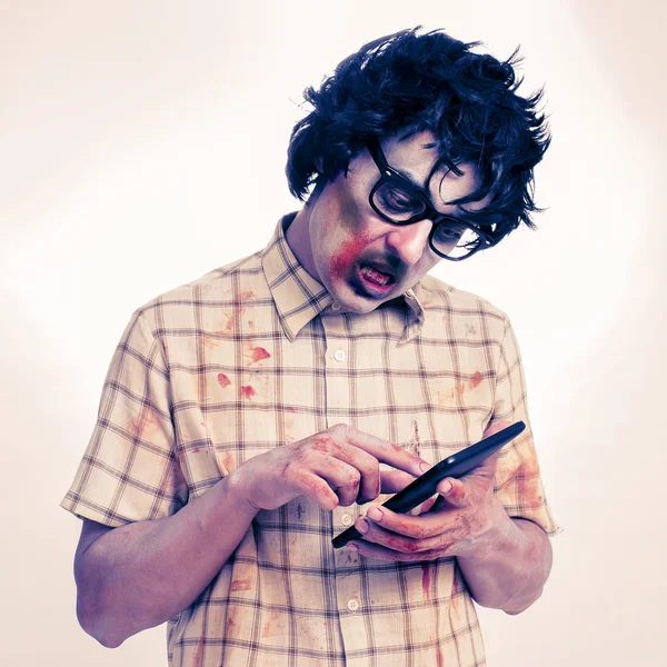 Zombie hipster effrayant à l'aide d'un ordinateur tablette, avec un effet de filtre — Photo