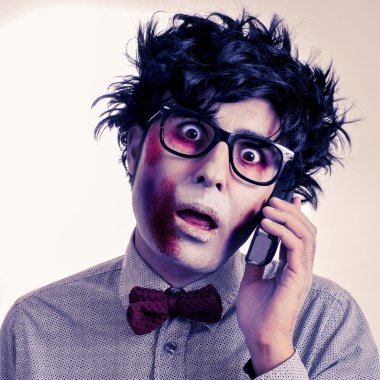 hipster zombi retro etkisi ile telefonda konuşuyor