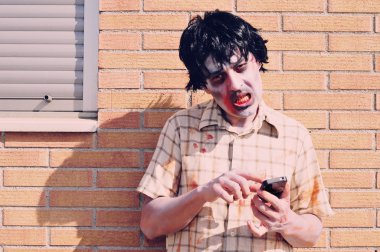 Korkunç zombi bir smartphone kullanarak