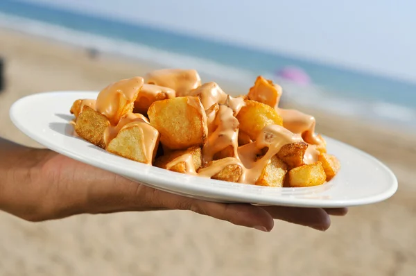 Spansk patatas bravas med en hot sauce - Stock-foto