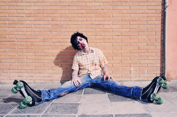 Děsivé zombie s kolečkové brusle — Stock fotografie