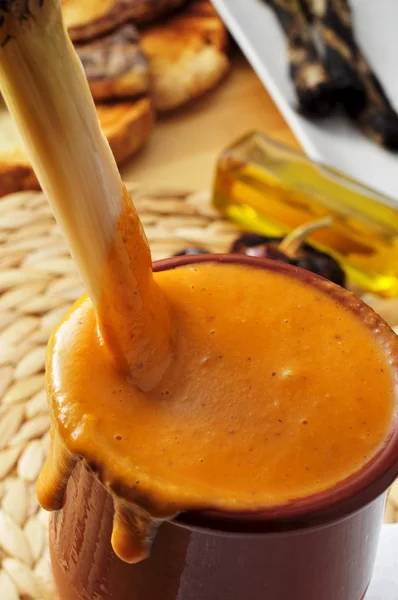 Barbecued calcots, sweet onions, and romesco sauce typical of Ca — Stock Photo, Image