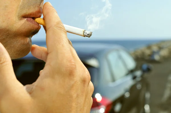 Hombre fumando en una carretera sin tráfico — Foto de Stock