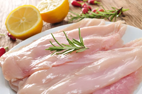 Filetes de pollo crudos —  Fotos de Stock