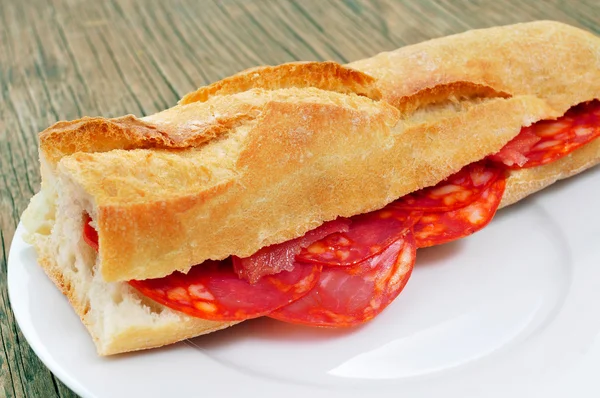 Espanhol bocadillo de chouriço, um sanduíche chouriço — Fotografia de Stock