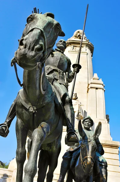 Pomnik Miguel de Cervantes w Plaza de España w Madrycie, Sp — Zdjęcie stockowe