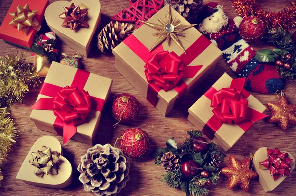 Presentes de Natal e ornamentos em uma mesa de madeira rústica — Fotografia de Stock