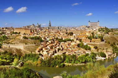 Toledo, İspanya ve Tagus Nehri panoramik manzaralı