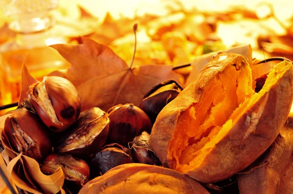 Geröstete Kastanien und Süßkartoffeln — Stockfoto