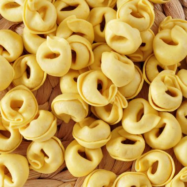 pişmemiş tortellini