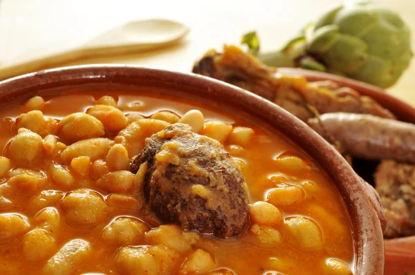 Potaje de judias y garbanzos, um tradicional ensopado de leguminosas espanhol — Fotografia de Stock