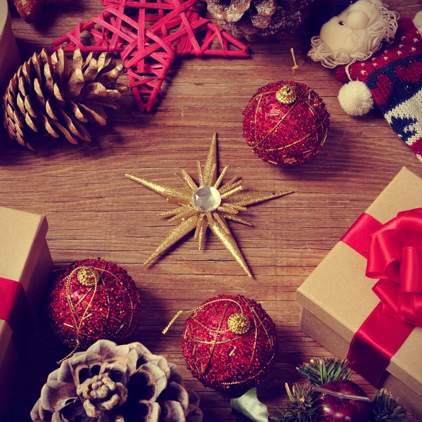 Regalos de Navidad y adornos en una mesa de madera rústica — Foto de Stock