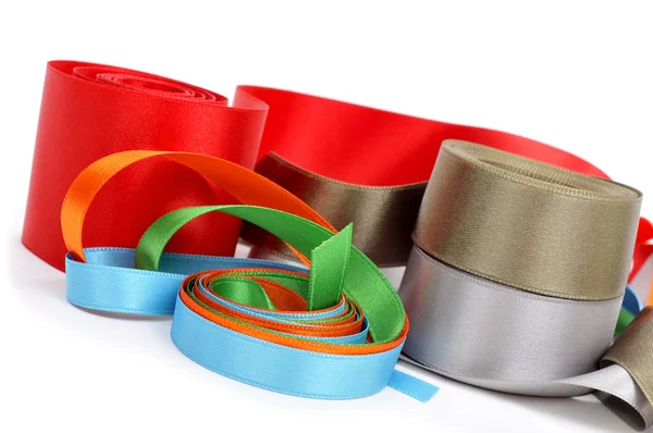 Farklı renkteki saten şeritler