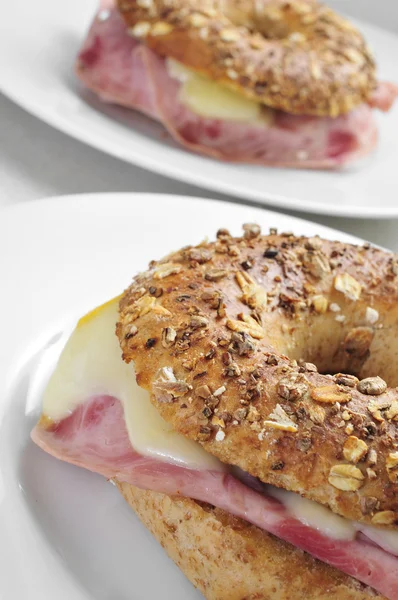 Bruin bagels gevuld met ham en kaas — Stockfoto