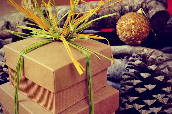 Gift boxes tied with natural raffia of different colors on a rus — Stock Photo, Image