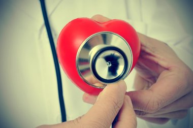 Doktor bir retro eff ile bir stetoskop ile bir kalp auscultating
