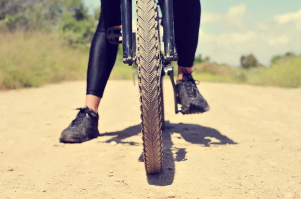 Jovem em uma bicicleta de montanha — Fotografia de Stock