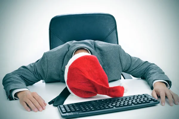 Homem dormindo no escritório depois de uma festa de Natal — Fotografia de Stock