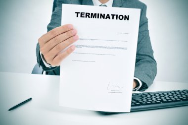 figürlü imzalı fesih belge gösterilen takım elbiseli adam