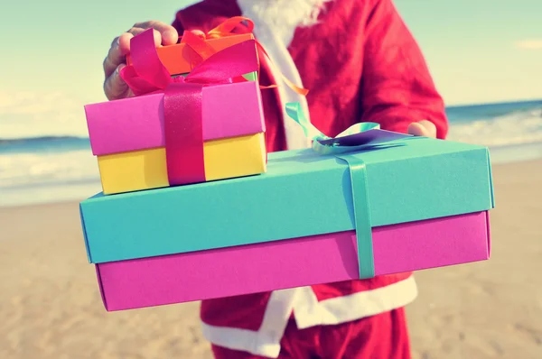 Papai Noel com presentes na praia — Fotografia de Stock