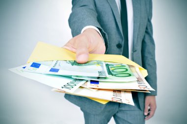 euro ürün reçetelerinin tam bir zarf veren adam