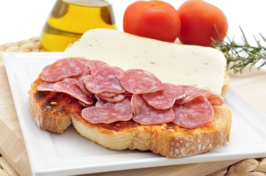 PA amb tomaquet amb fuet, domates ekmek ve tipik bir sausag