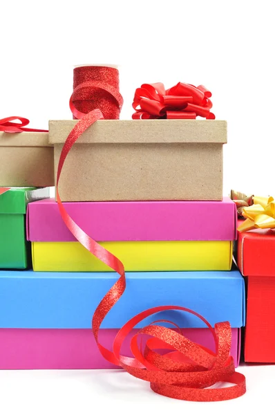 Schachteln und Bänder zur Vorbereitung von Geschenken — Stockfoto