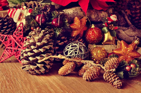 Ornamentos de Natal em uma superfície de madeira rústica — Fotografia de Stock