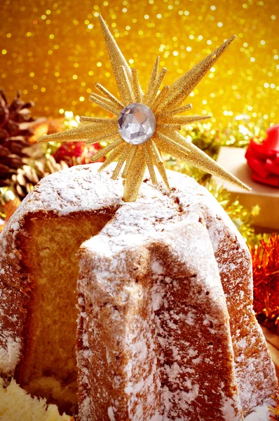Pandoro, typisch italienisches süßes Brot zur Weihnachtszeit — Stockfoto