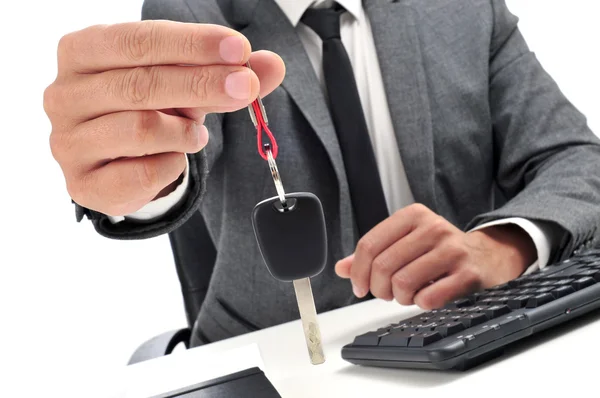 Homme dans un bureau donnant une clé de voiture — Photo