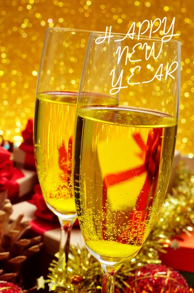 Bicchieri con champagne e la frase felice anno nuovo — Foto Stock