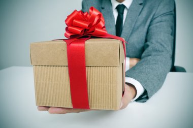 bir hediye ile takım elbiseli adam