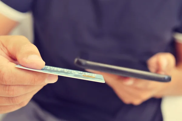 Man shopping online via a tablet computer — Stock Photo, Image