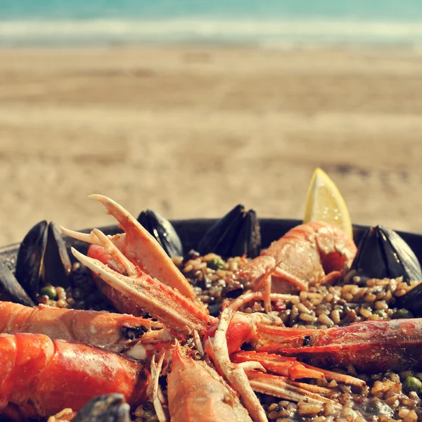 Paella espanhola na praia, com um efeito retro — Fotografia de Stock