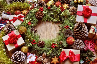 Hediyeler ve rustik ahşap bir masa Noel süsler