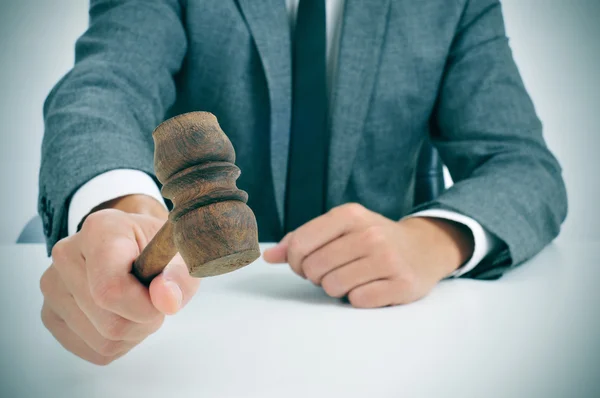 Homem prestes a golpear um martelo — Fotografia de Stock