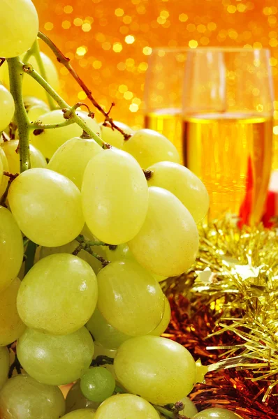 Las uvas españolas de la suerte y copas con champán — Foto de Stock