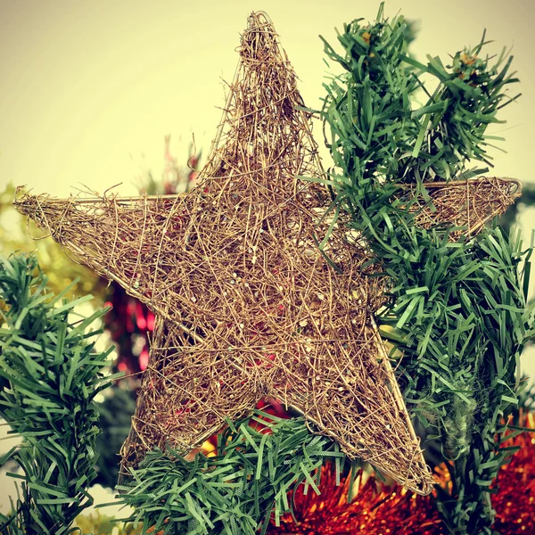 Étoile sur un sapin de Noël, avec un effet de filtre — Photo